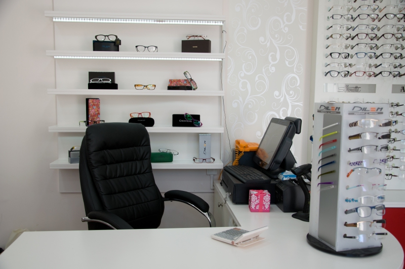 opticien-LE LAVANDOU-min_spectacle-office-furniture-room-interior-design-design-809392-pxhere.com